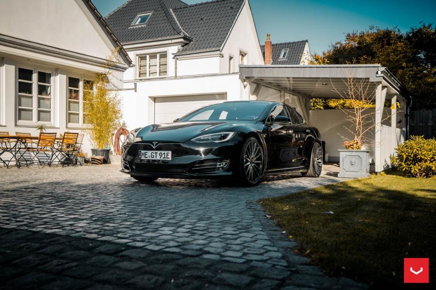  Tesla Model S on Vossen Wheels (VFS-2) 2018 года  (фото 28 из 43)